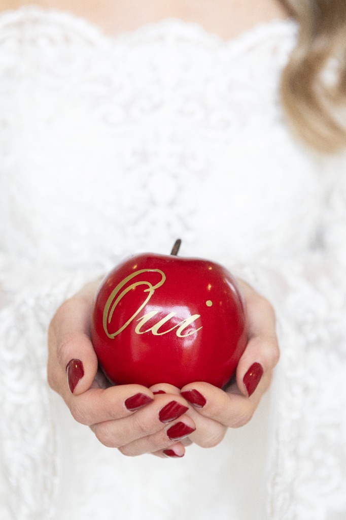 LM La Déco for Party - Pomme rouge Oui tenue par la mariée