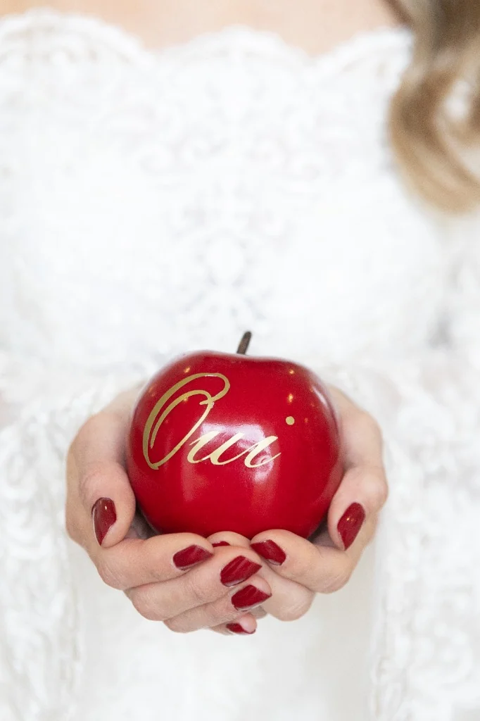 LM La Déco for Party - Pomme rouge Oui tenue par la mariée