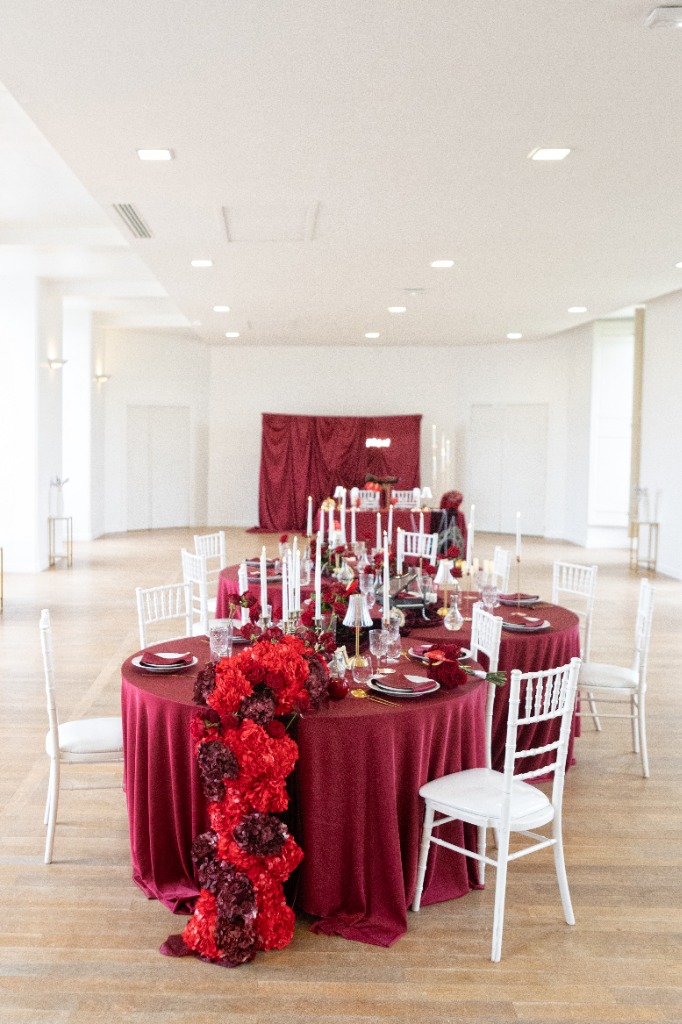 LM La Déco for Party - Table ronde et cascade de fleurs rouges
