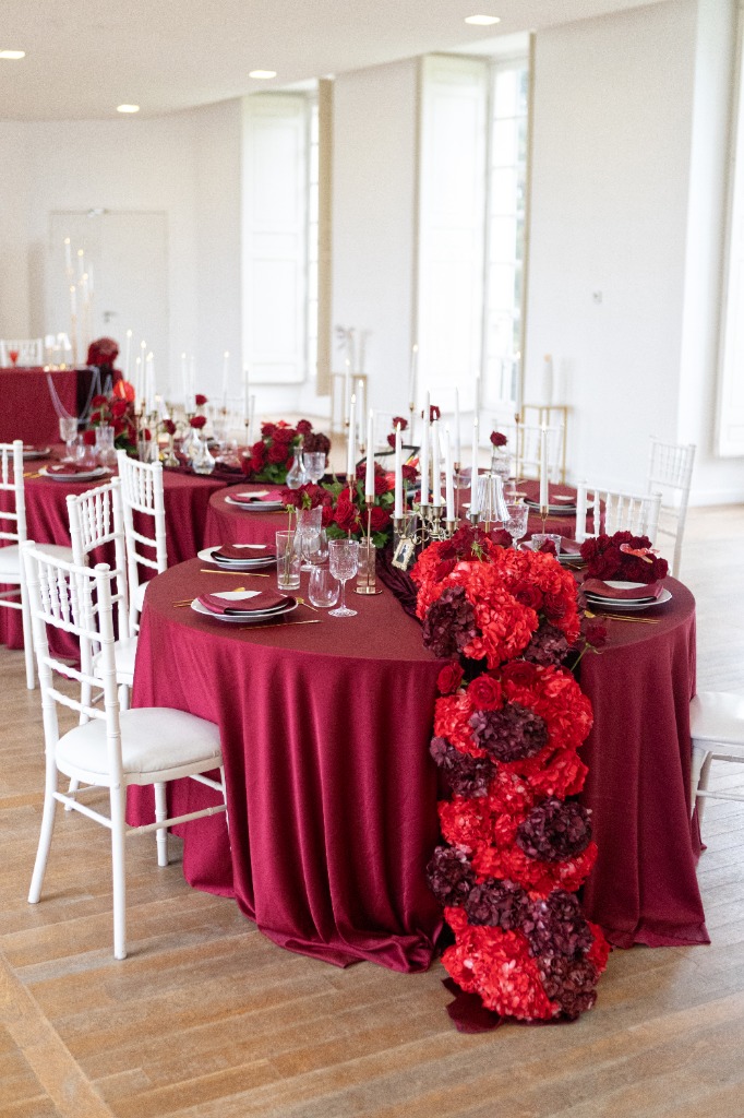 LM La Déco for Party - Détail de table ronde et roses rouges