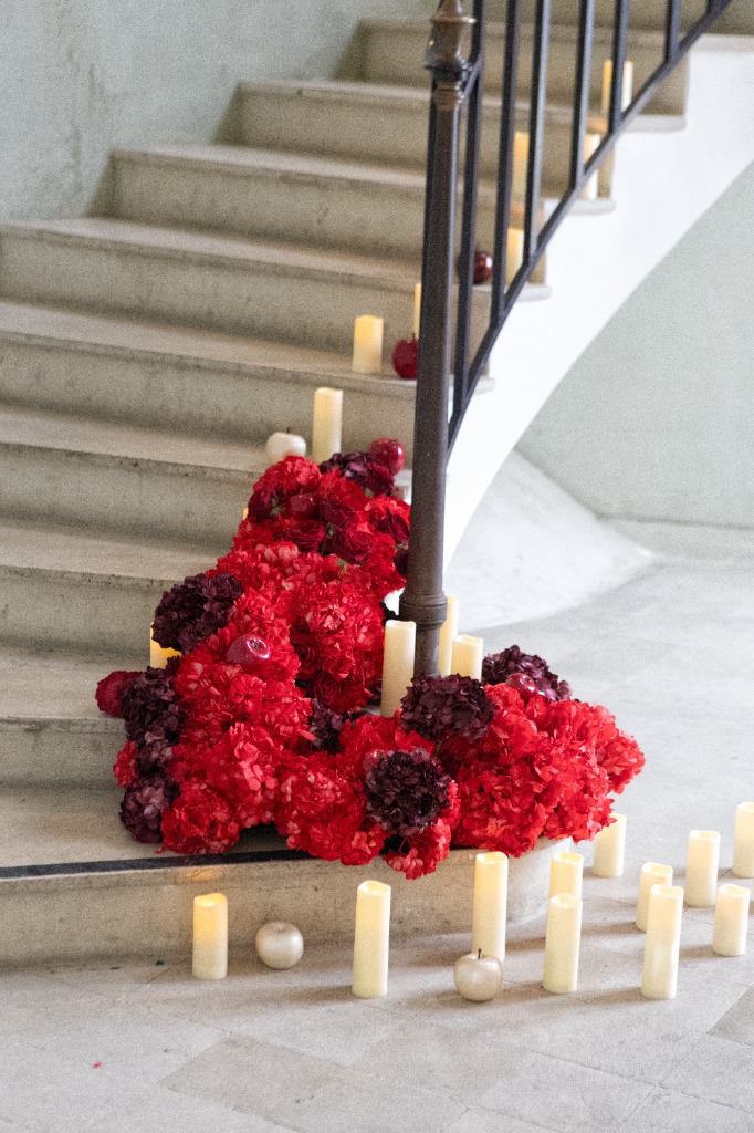 LM La Déco for Party - Escalier romantique et fleurs rouges