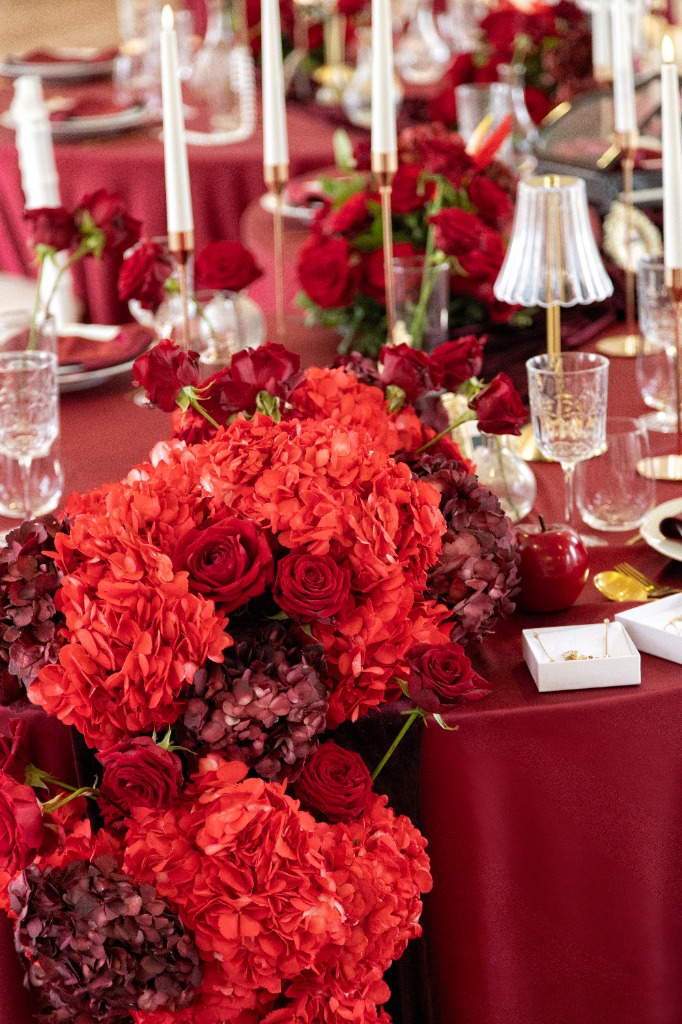 LM La Déco for Party - Chemin de fleurs et roses rouges