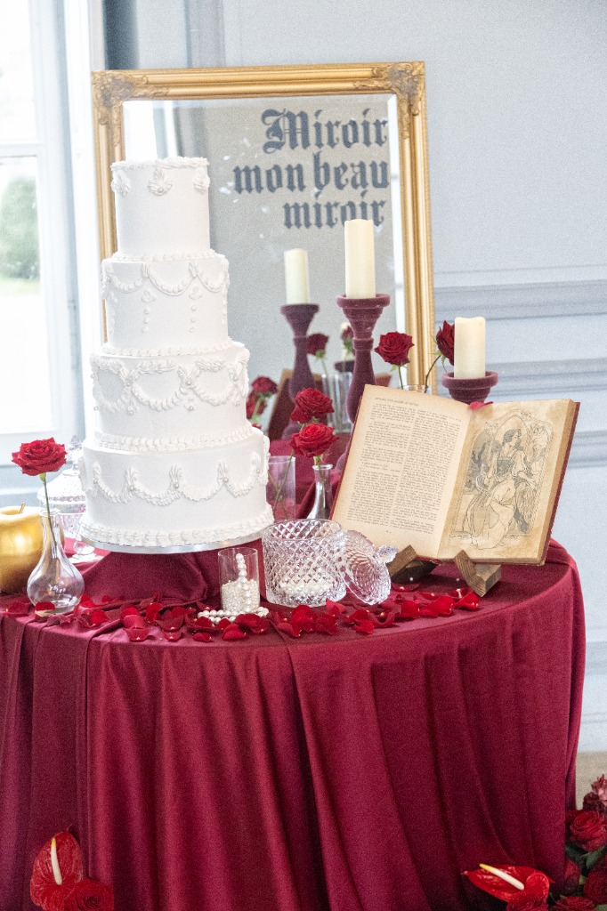 LM La Déco for Party - Gâteau de mariage et livre ancien